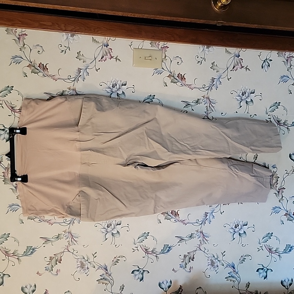 Old Navy Maternity Khaki Pixie Pants. Size 20